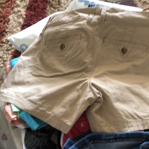 Women’s size 2 Old Navy khaki shorts - Picture 2 of 3